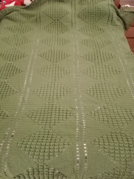 7 Colchas feitas á mão em crochê linha branca e uma de lã cor verde
