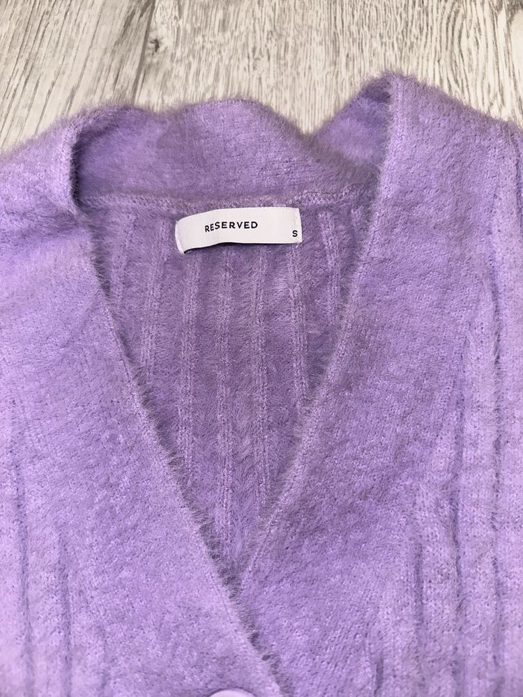 Misiowaty krótki dopasowany rozpinany sweter Reserved