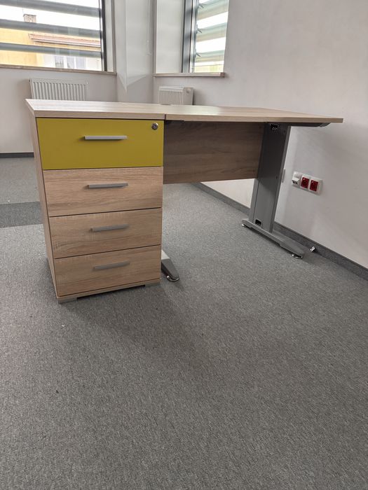 Biurko z kontenerkiem