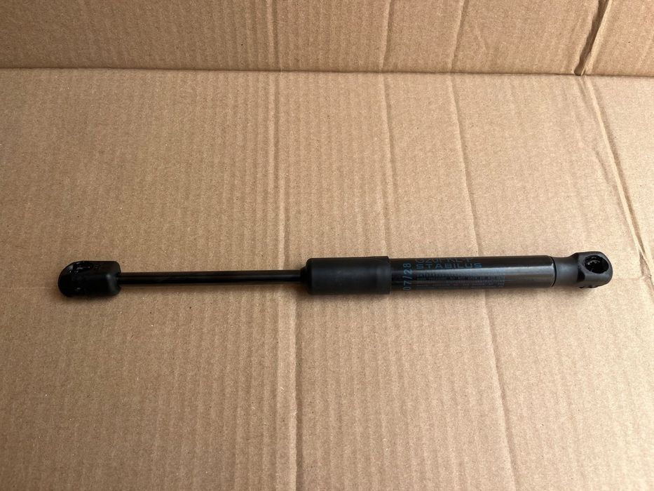 Siłownik maski prawa strona BMW 3 G20/21, 23r, 7419387