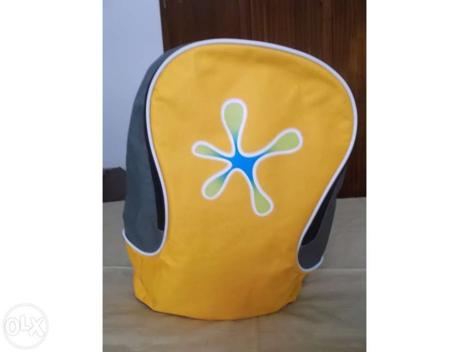 Mochila em tons laranja e cinza