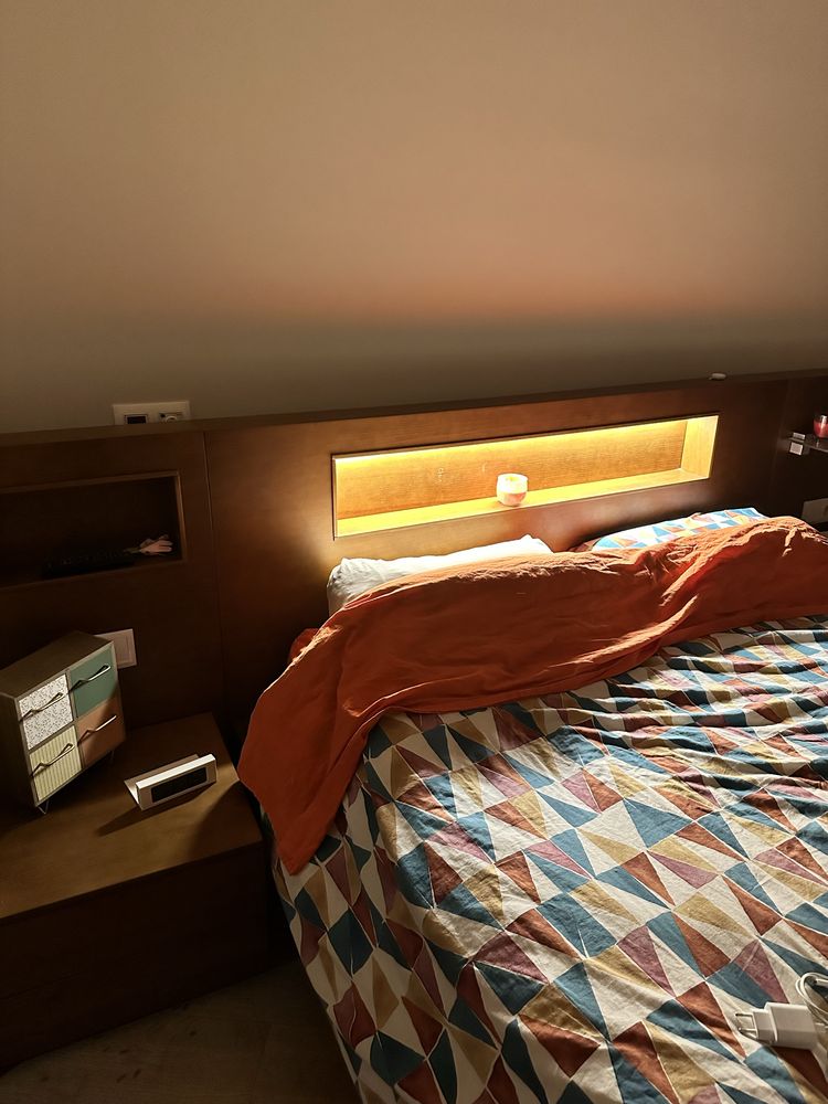 Cama casal com mesas cabeceira