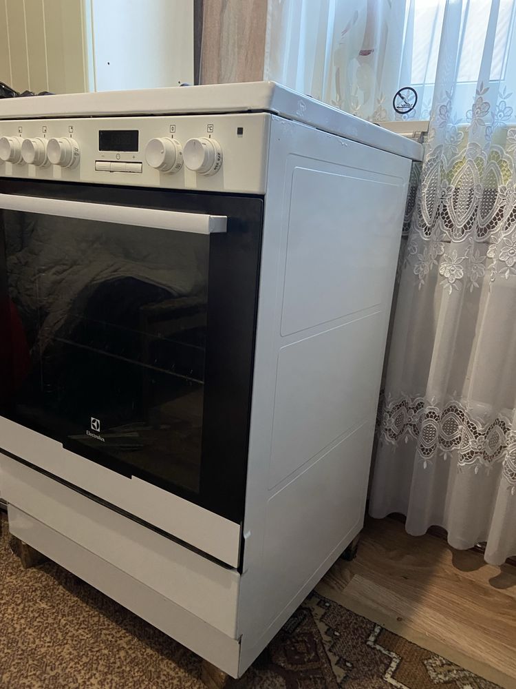 Газова плита Elektrolux з електричною духовкою і дисплеєм