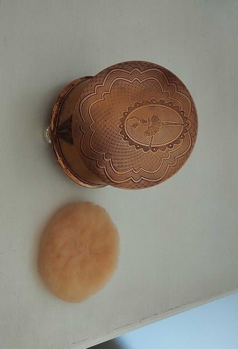 Caixa antiga para pó de arroz com borla