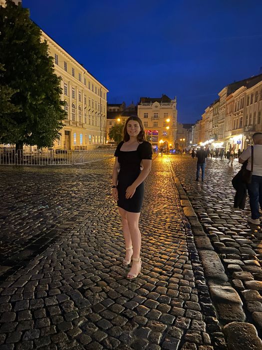Чорна коротенька сукня з відкритою спинкою