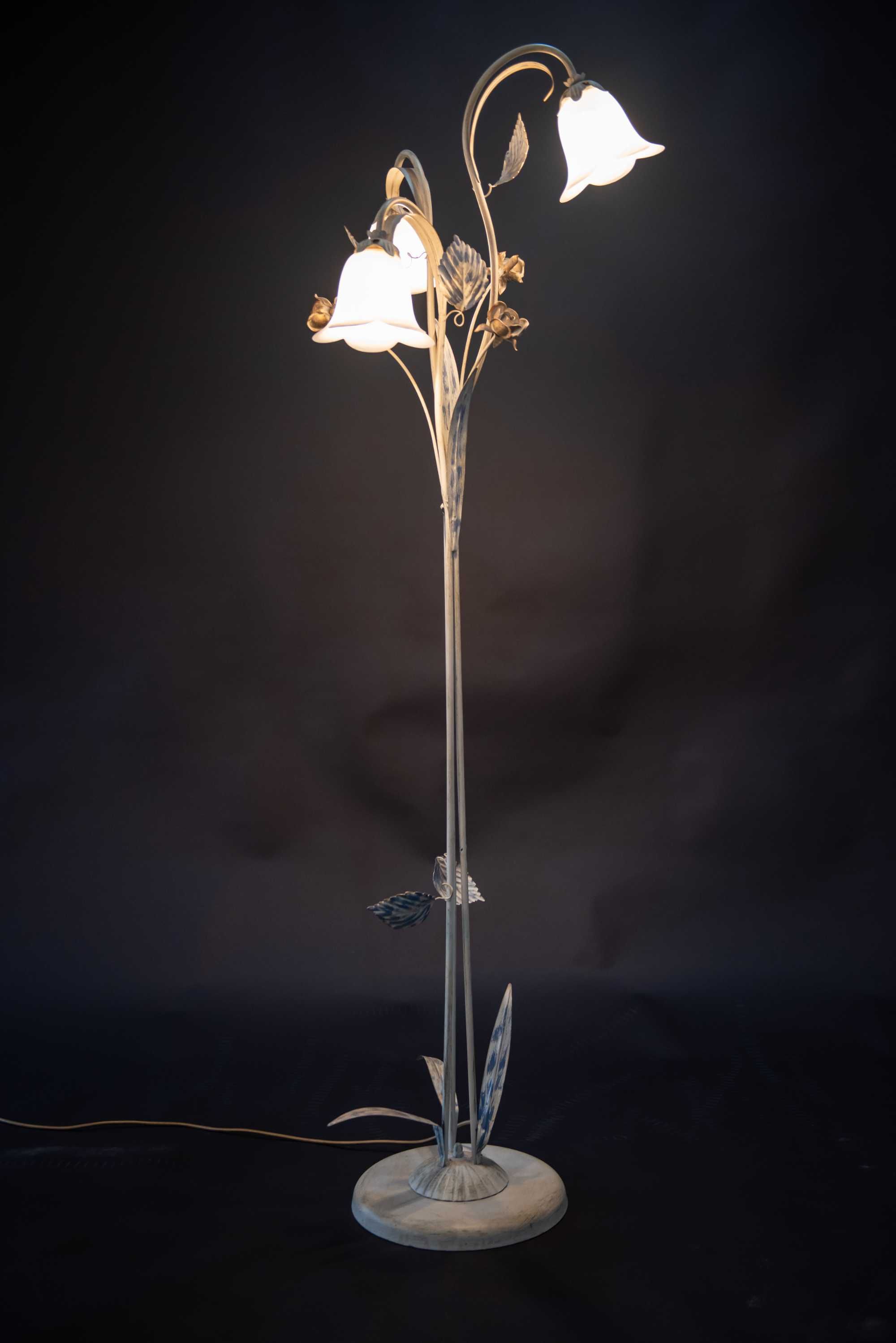 Lampa stojąca oraz nocna w kwiatowych zdobieniach