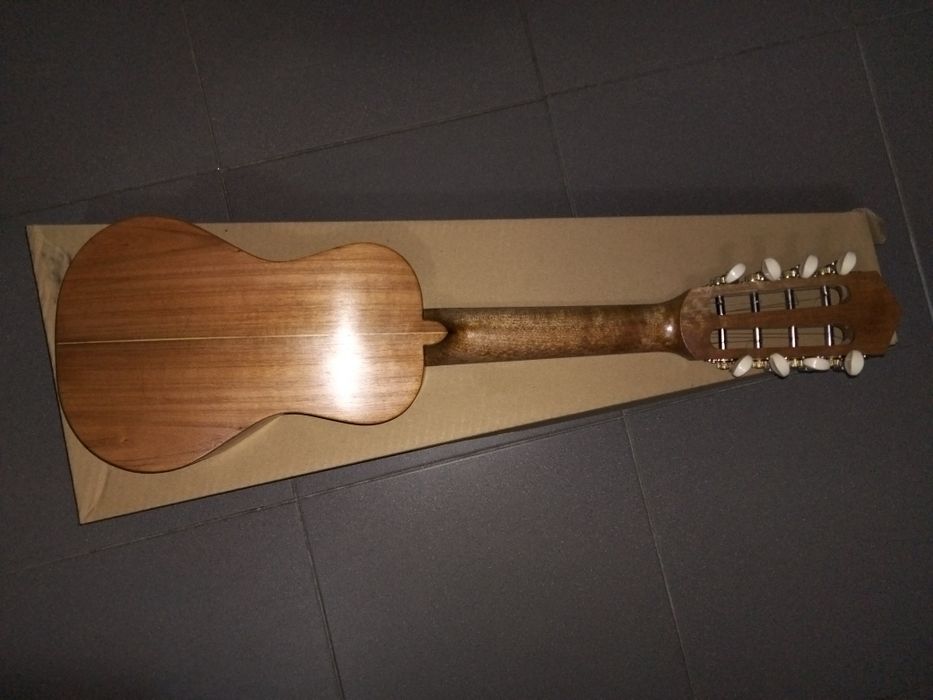 Cavaquinho de 8 cordas elétrico
