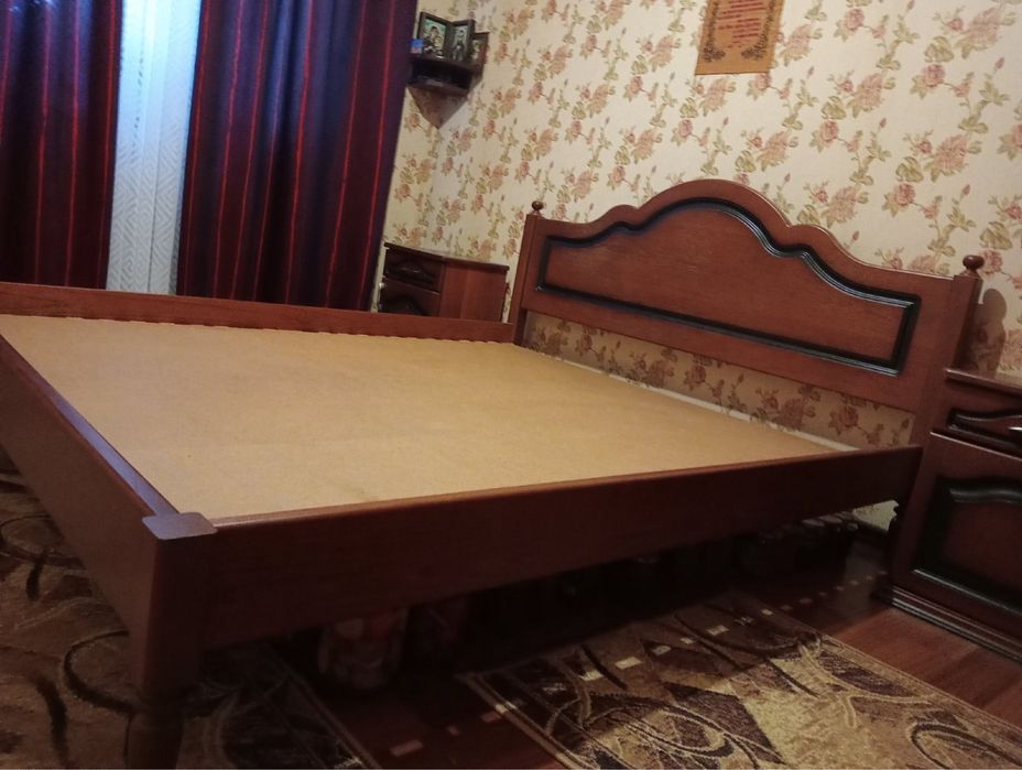 Двоспальна / двухспальная  кровать (дубова) 195х165х33 (см).