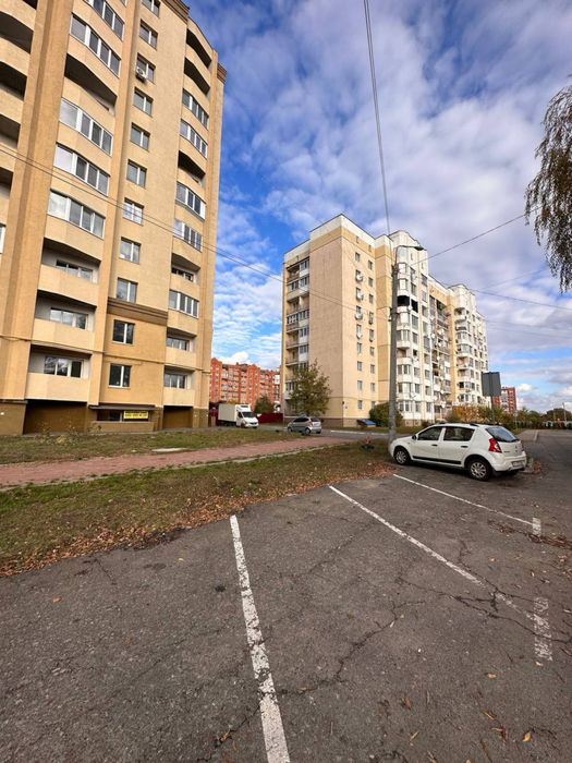 Здається в оренду цьокольне приміщення, окремий вхід з фасаду