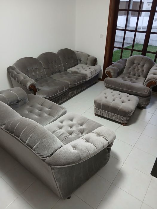 Conjunto de Sofás Clássico Cinza – 4 Peças (€400)