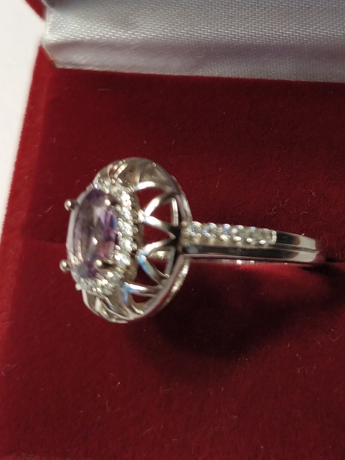 Серебряное кольцо с аметистом и цирконами.
