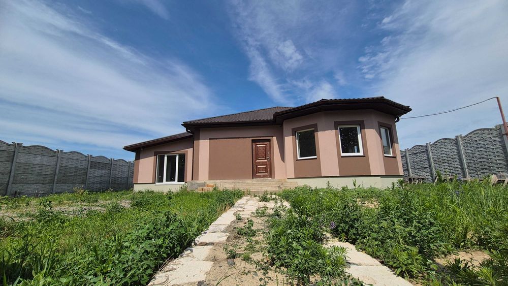 Будинок на огороженій ділянці 8 соток, штукатурка, якісні комунікації