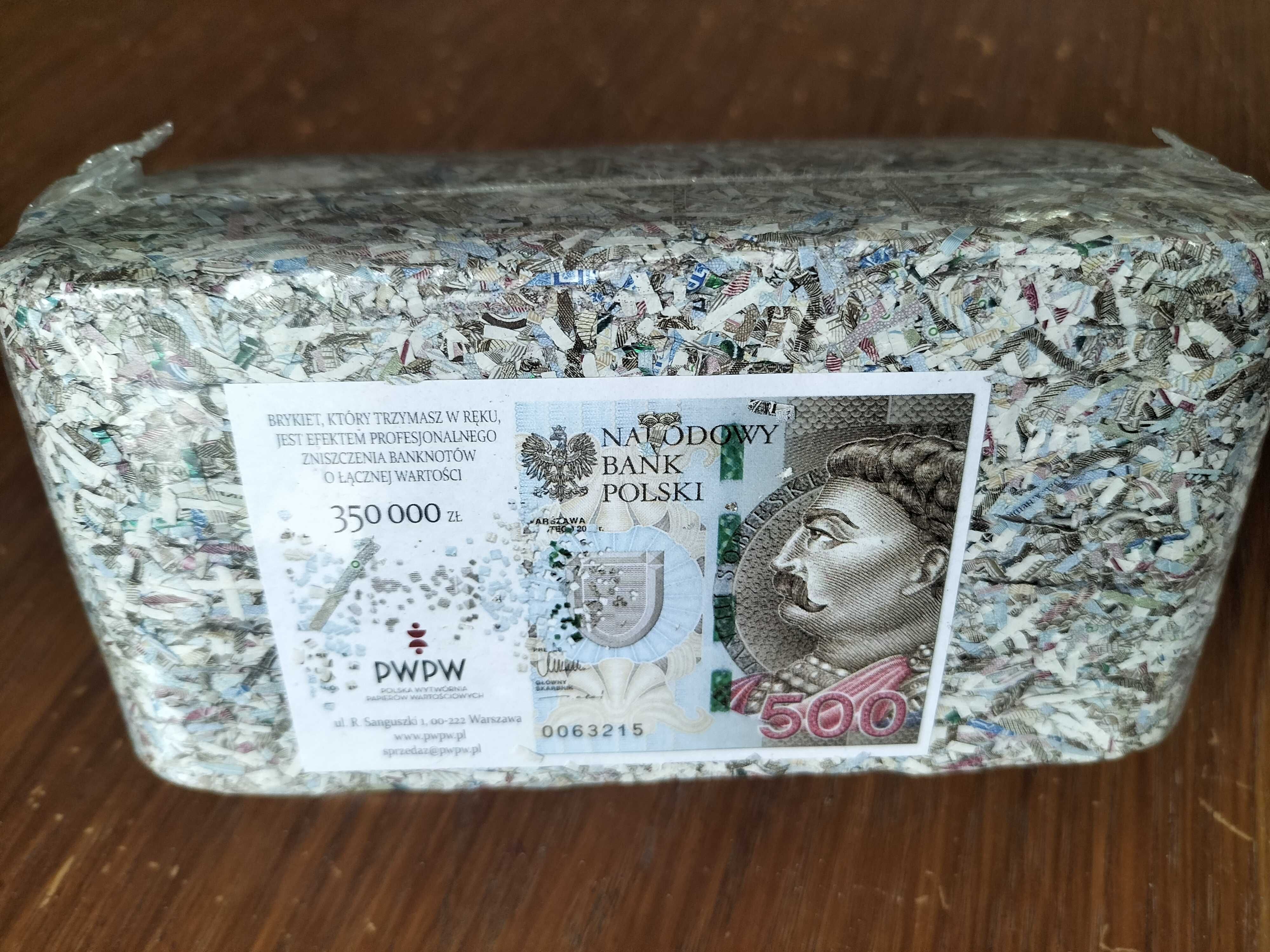 Prezent BRYKIET - zniszczone banknoty o wartości 350000 zł
