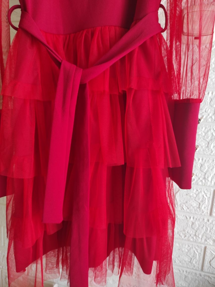 Czerwona, tiulowa sukienka