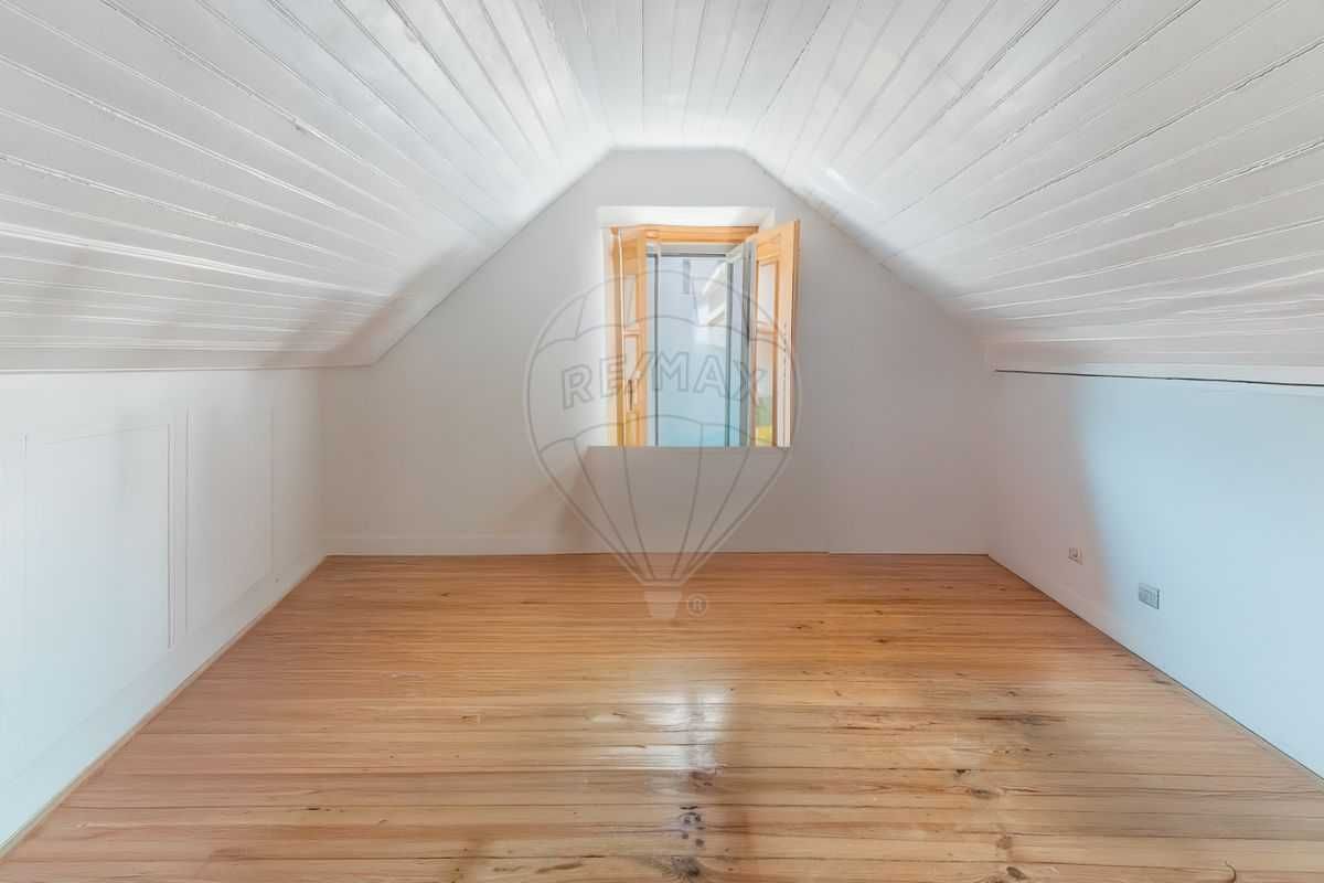 T4 Remodelado c/ Terraço e Sótão – Bairro Salgado, Setúbal | 4 Quartos
