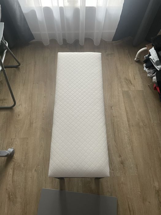 Eleganckie nowoczesnie siedzenie z półką na buty
