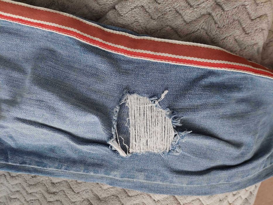 Jeansy rurki C&A z dziurami na kolanach – rozmiar 38, modne spodnie