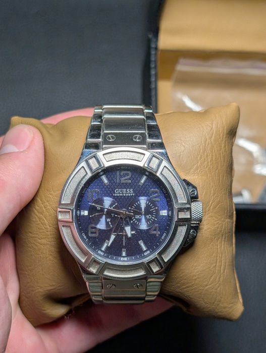 Продам часы Guess w0218g2