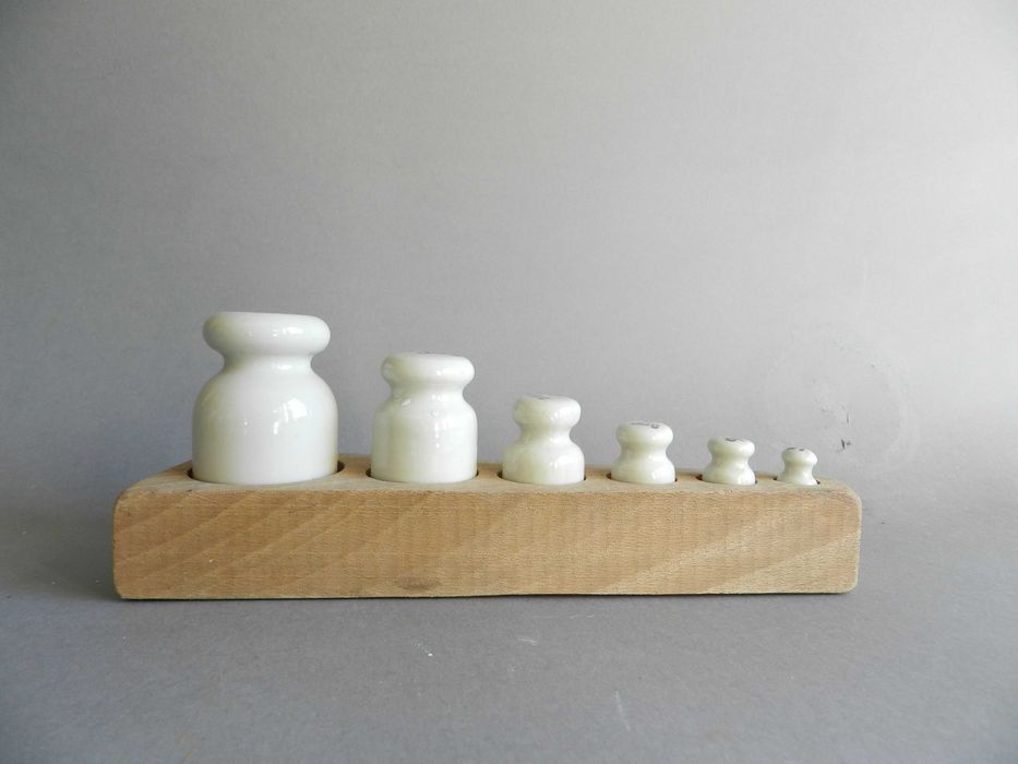 stare porcelanowe odważniki do wagi szalkowej