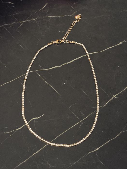 Colar dourado com brilhantes