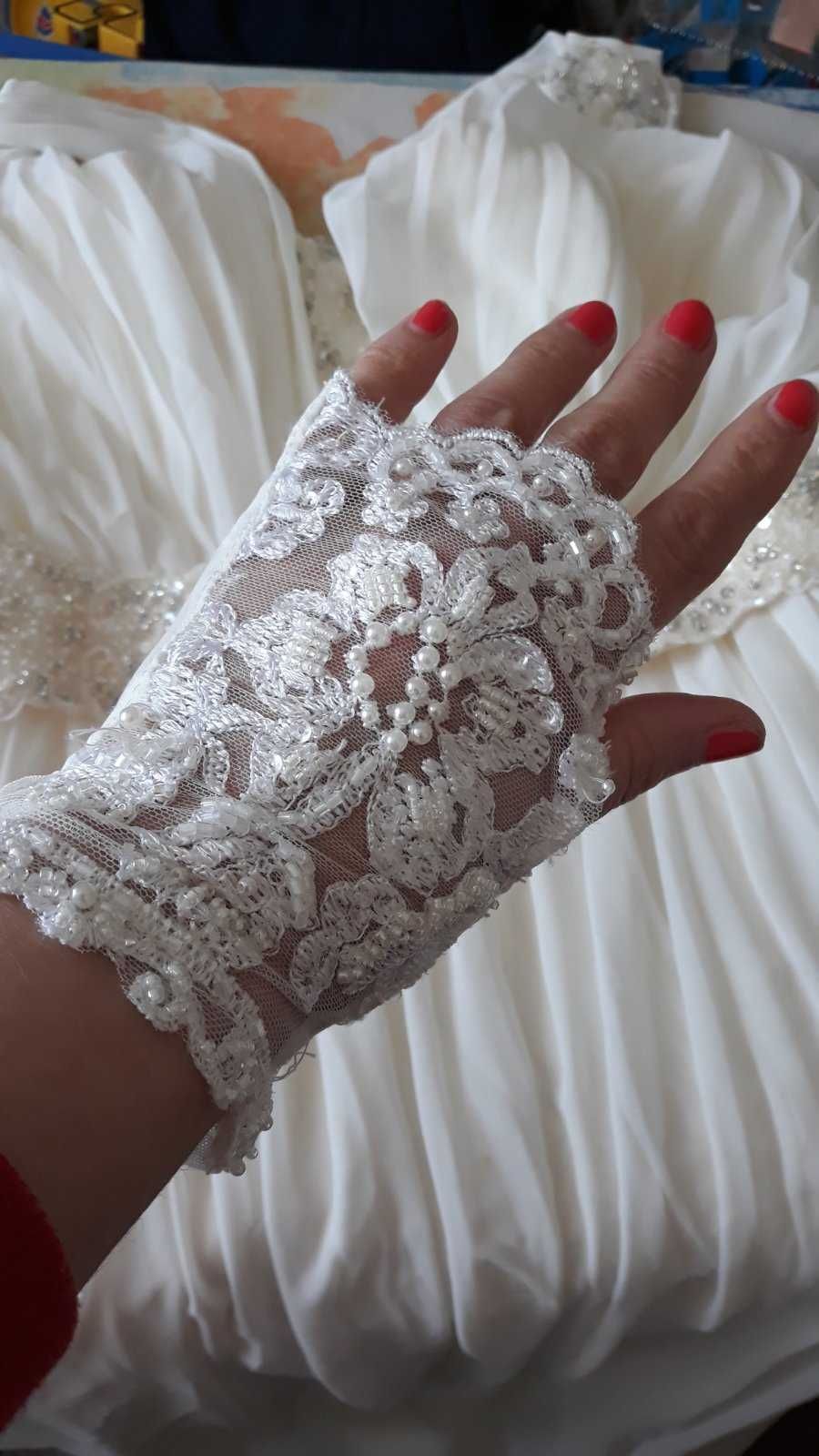 весільна сукня з рукавичками і підюпник розмір 38