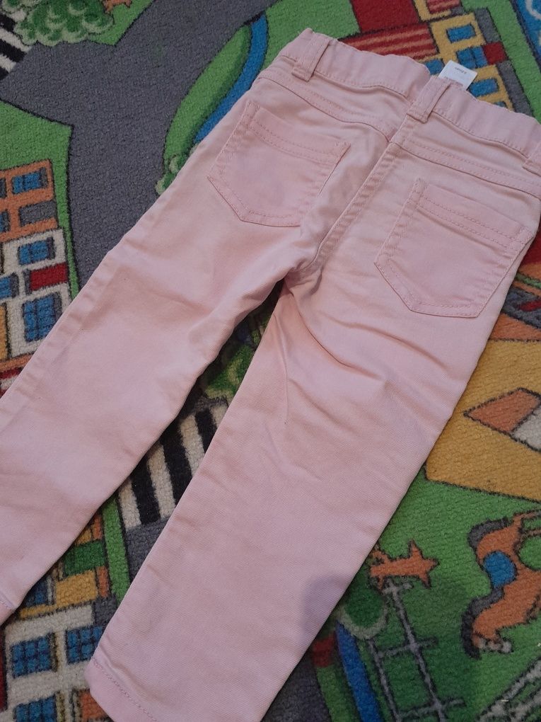 Jasnoróżowe jeansy rurki 80/86