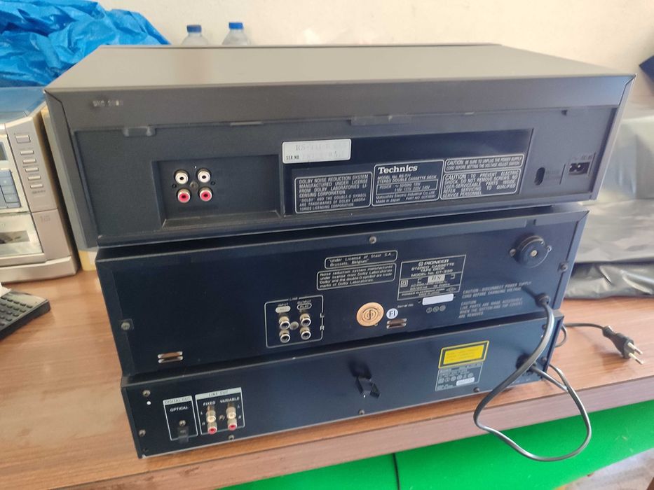 3 Elementos de som usados (2 leitor de cassetes e 1 leitor cd)