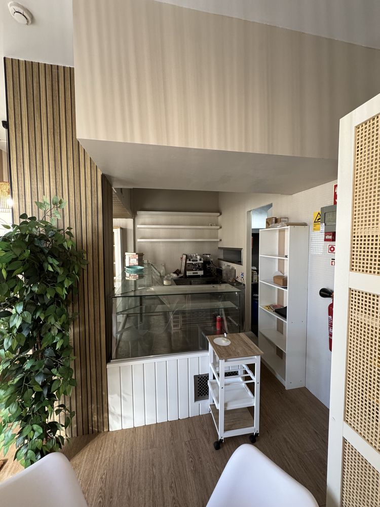 Espaço comercial equipado - café, restaurante, snack bar- Monte Abraão