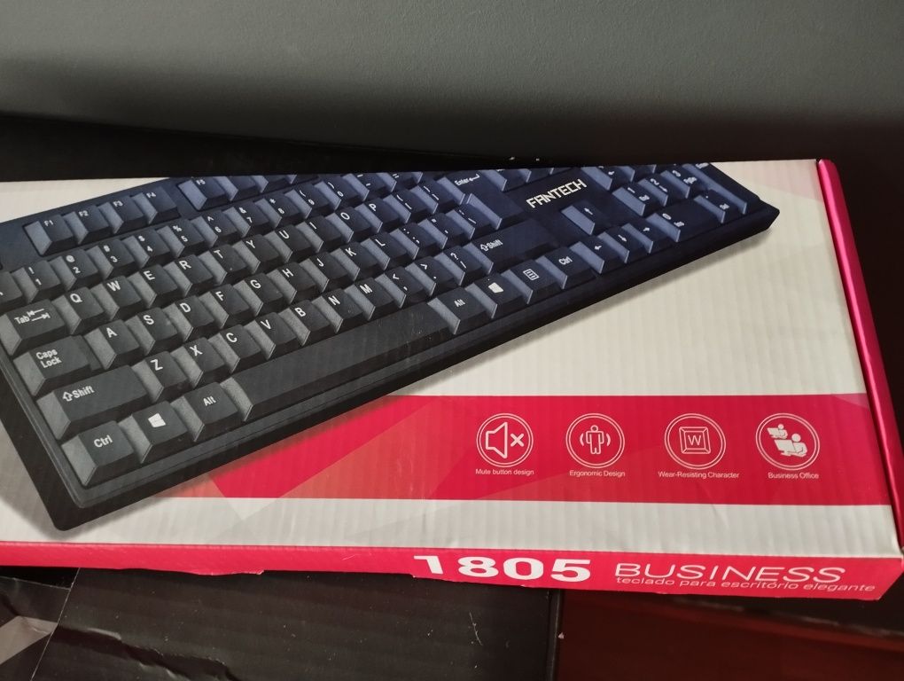 Teclado silencioso profissional Fantech - Novo/Selado