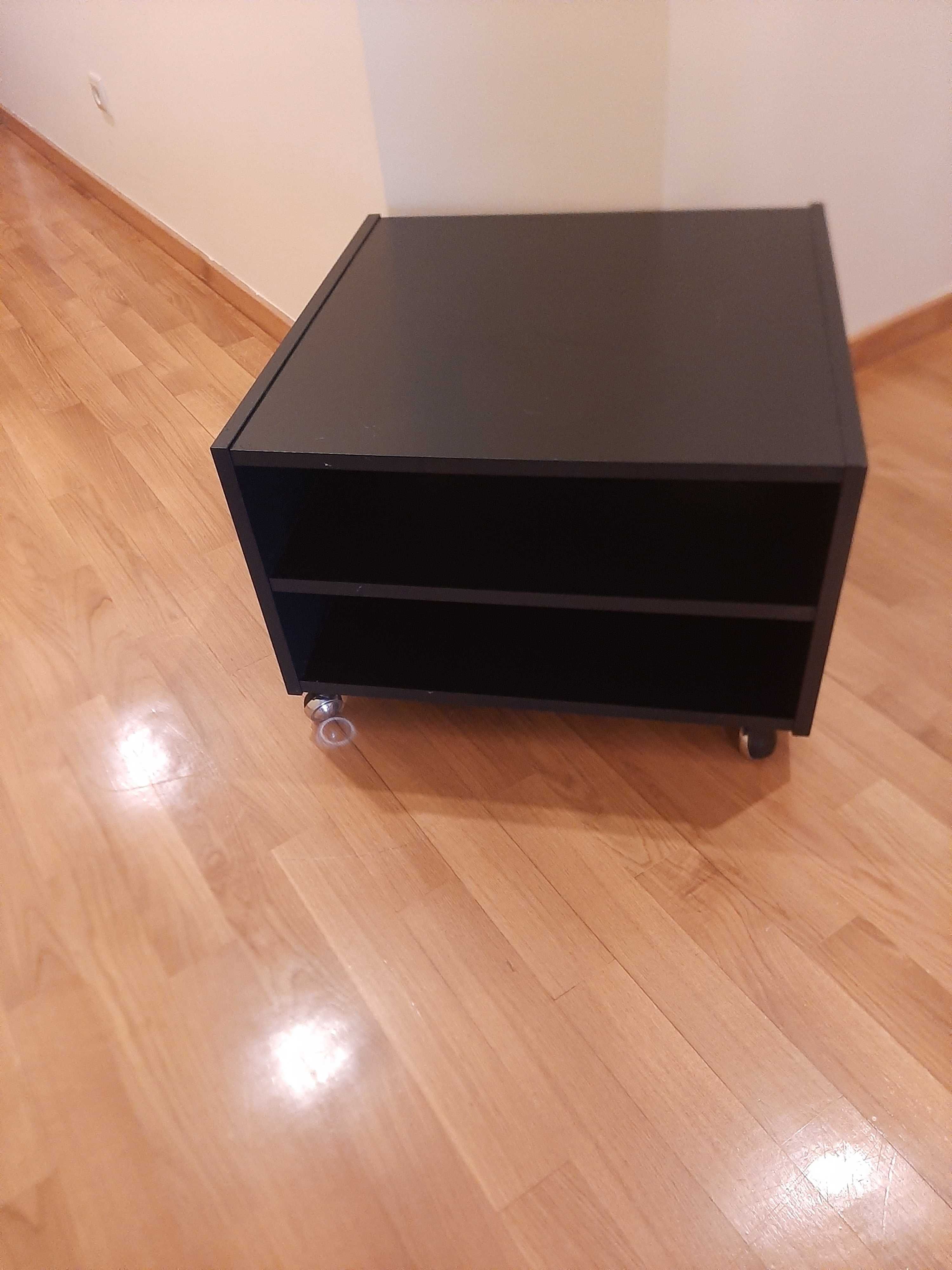 Movel preto com rodinhas em bom estado