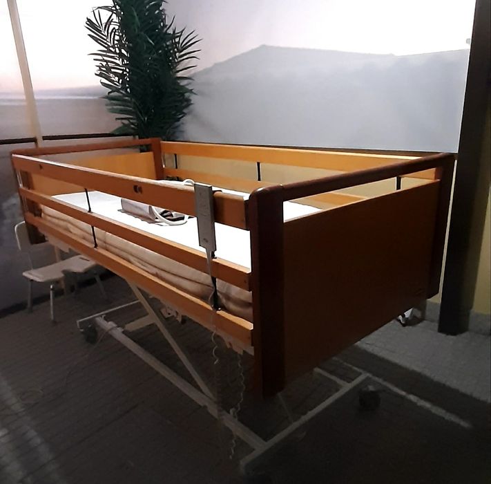 Cama articulada elétrica e elevatória hospitalar Invacare