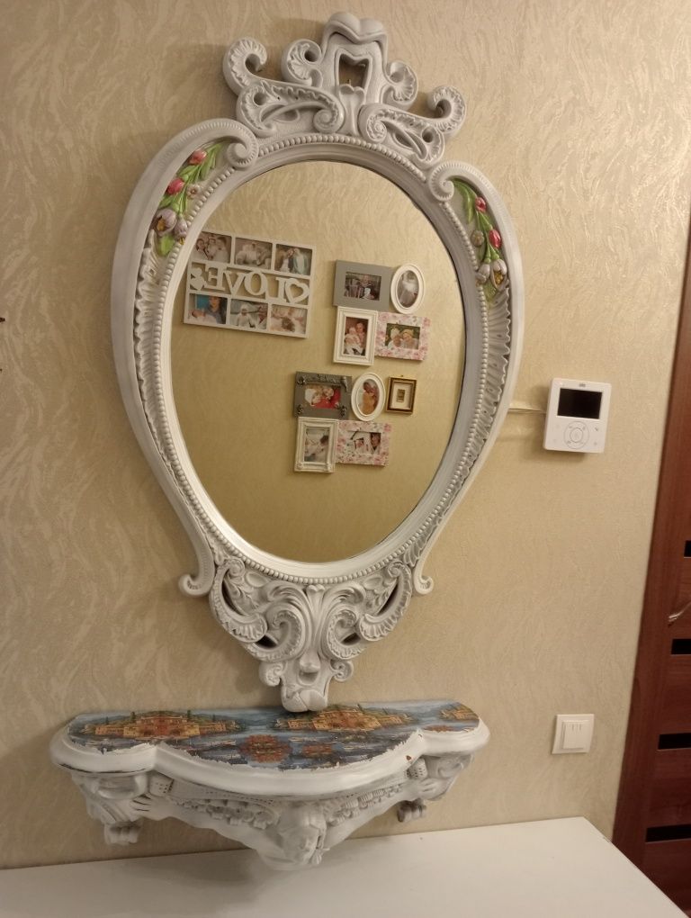 Комплект меблів з дзеркалом.