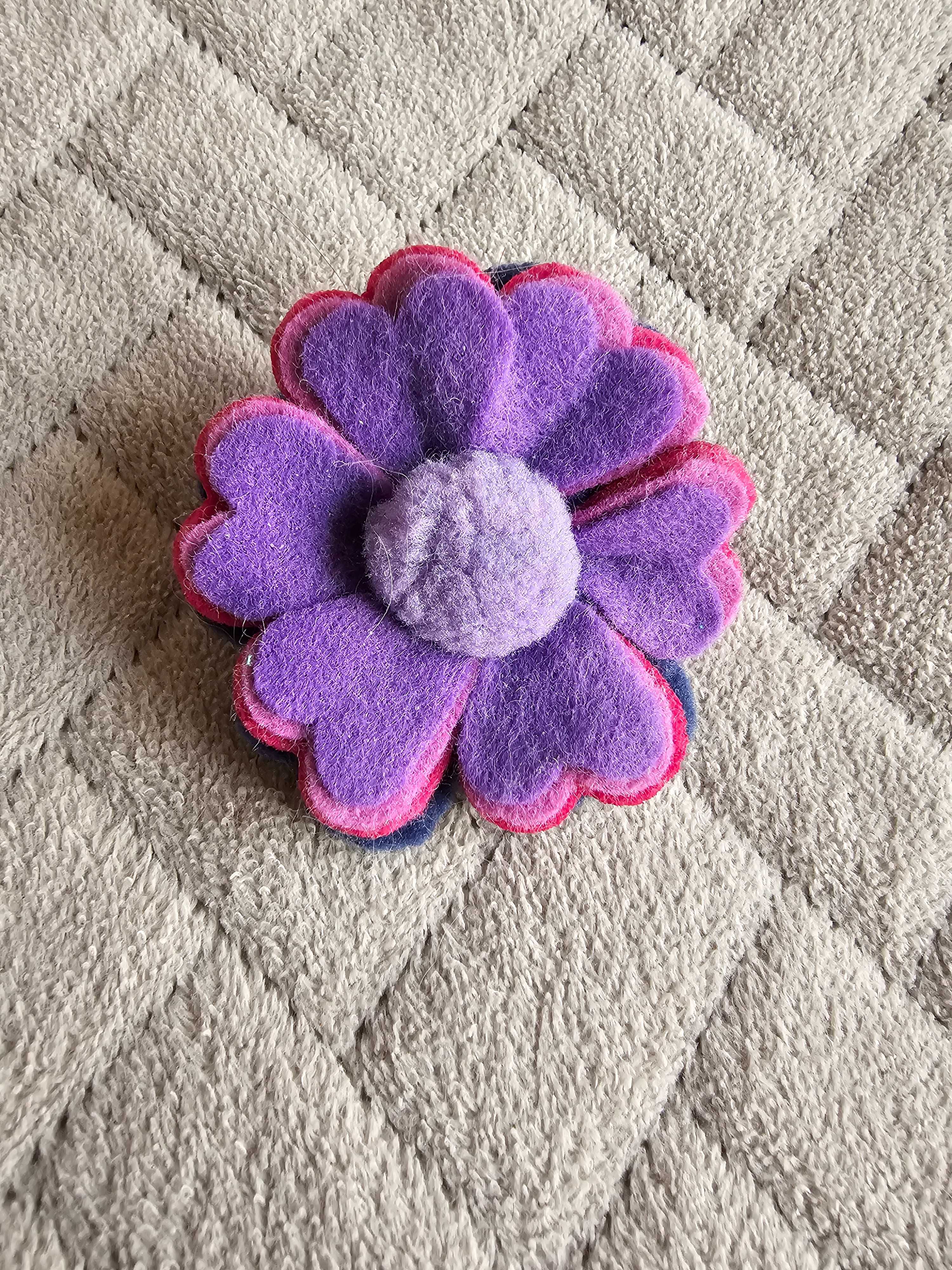 Filcowa broszka kwiatek handmade