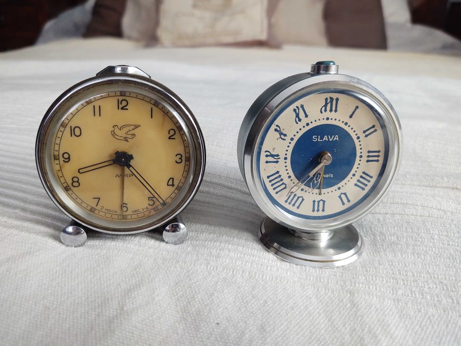 dwa zabytkowe zegarki z PRL
