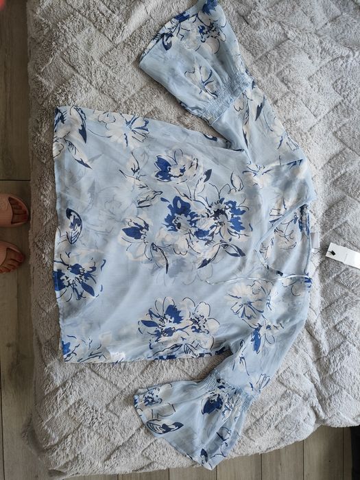 Bluzka przewiewna mgiełka z szerokimi rękawami niebieska w kwiaty