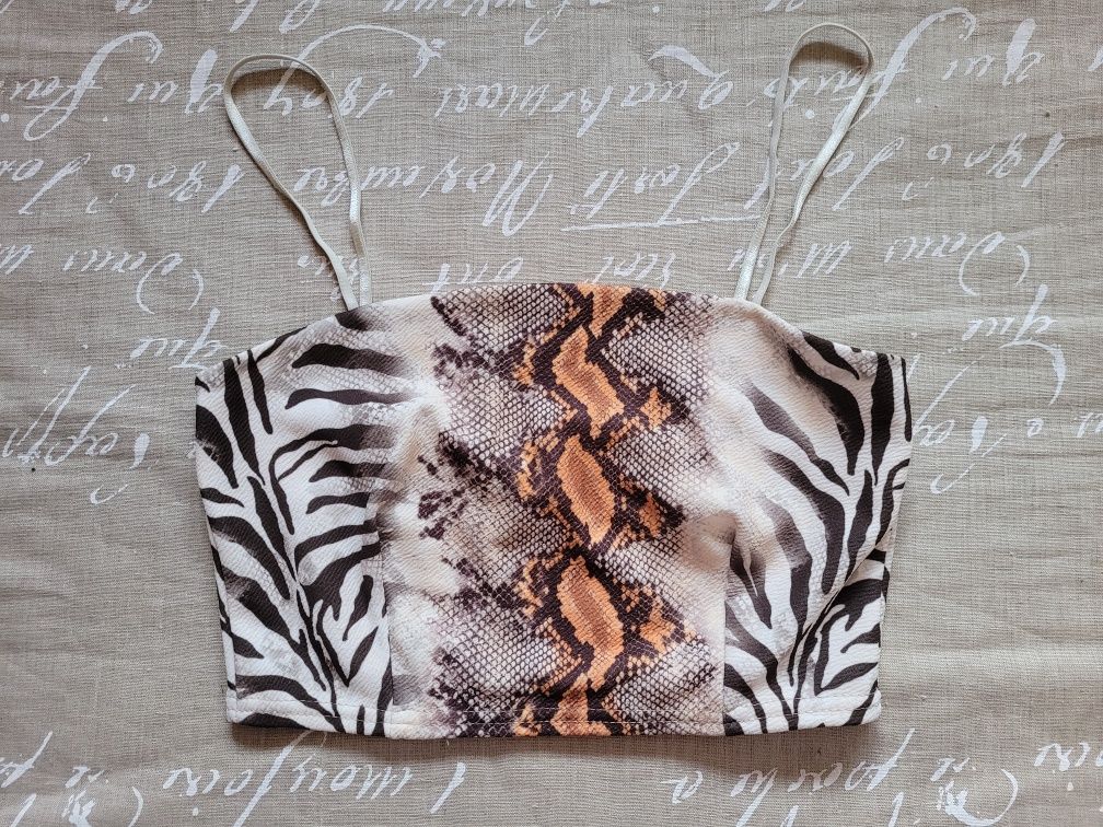 Krótka wzorzysta bluzka na ramiaczka crop top zwierzęcy print 40 L