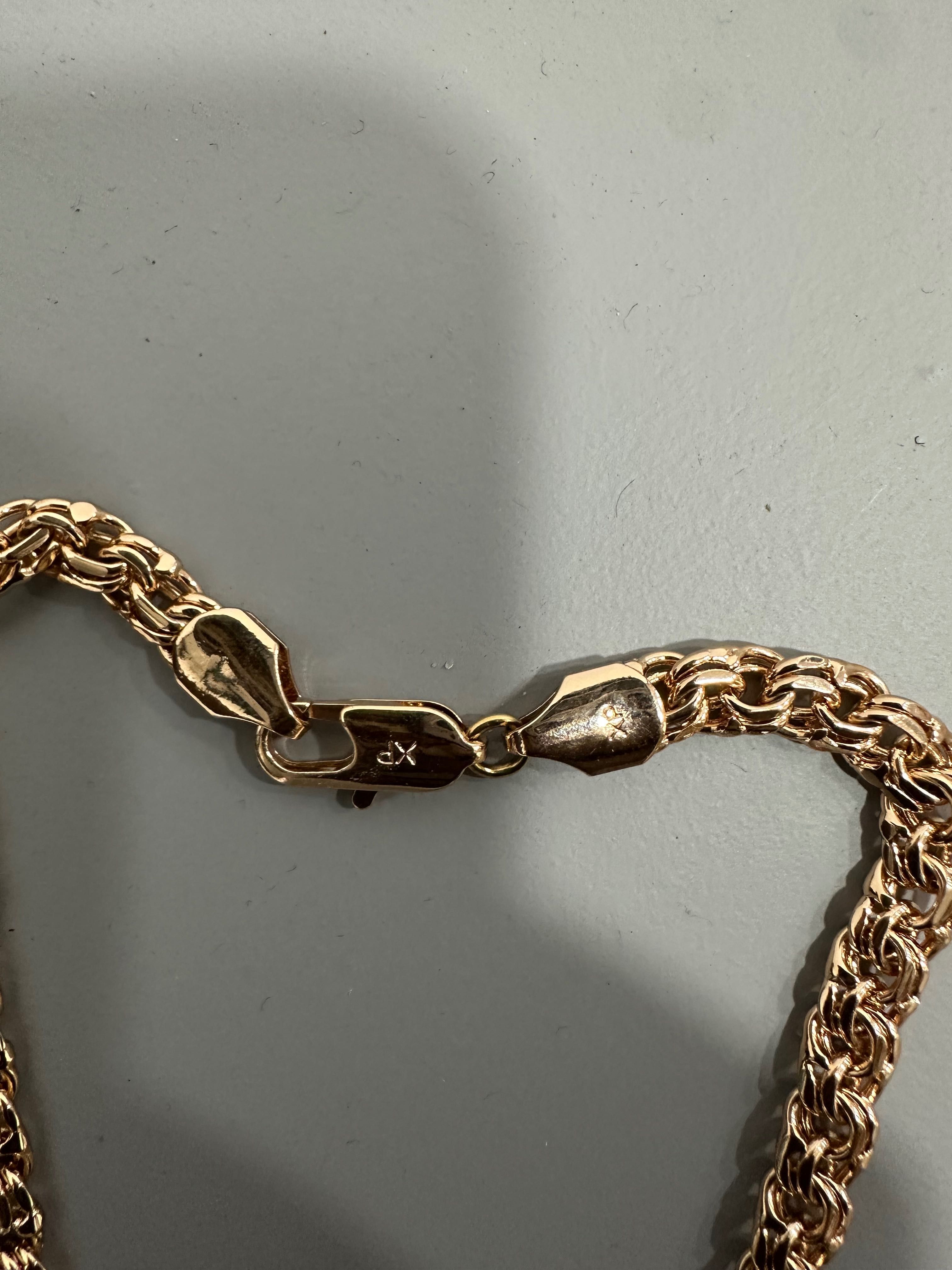 Cordão de ouro e mascote