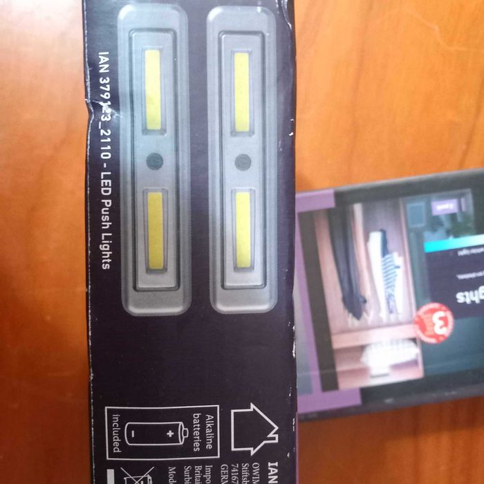 2 LED battery-powered NEW with batteries included64553118485505121