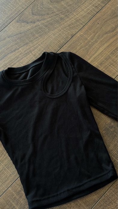 Топ чорний з вирізом