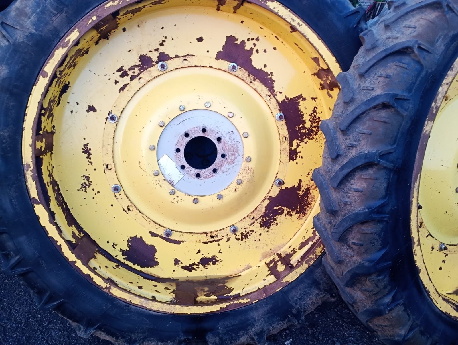 Koła wąskie międzyrzędzi Claas Ares renault 12,4 r52 11,2 r36