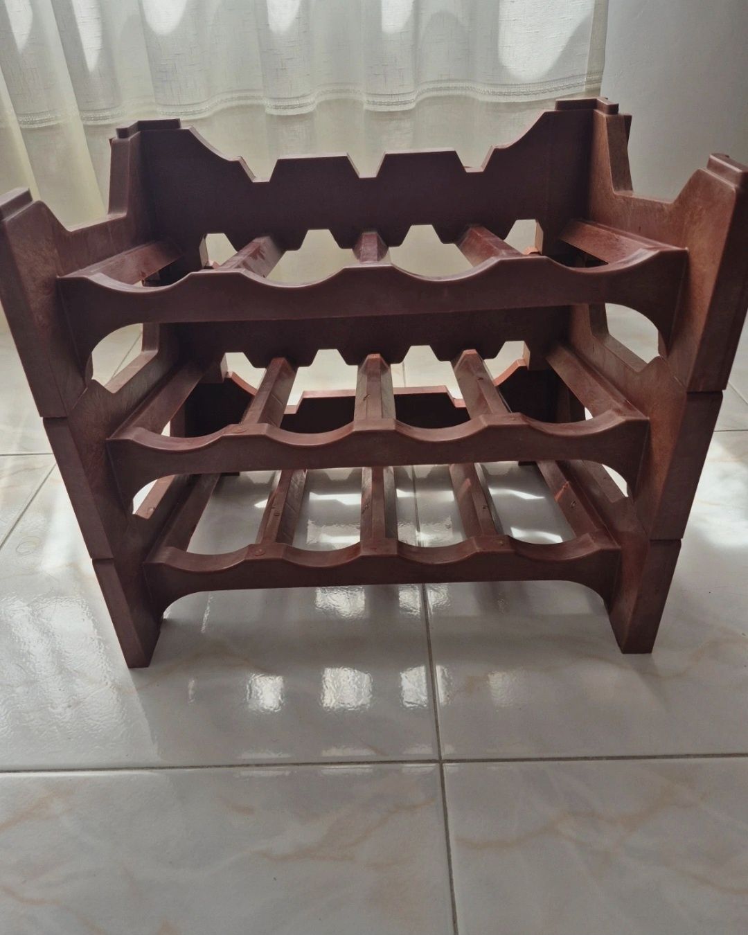 Conjunto de três módulos para guardar garrafas