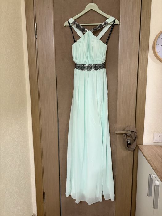 Мятна сукня з вишивкою