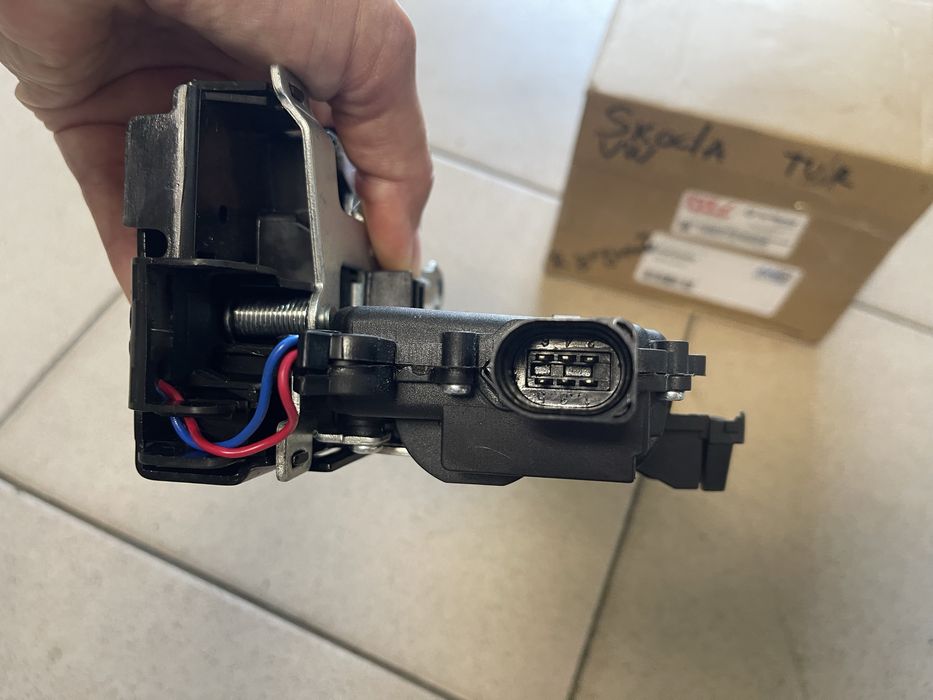 Замок задней двери правый vw, skoda, seat AND 34839002