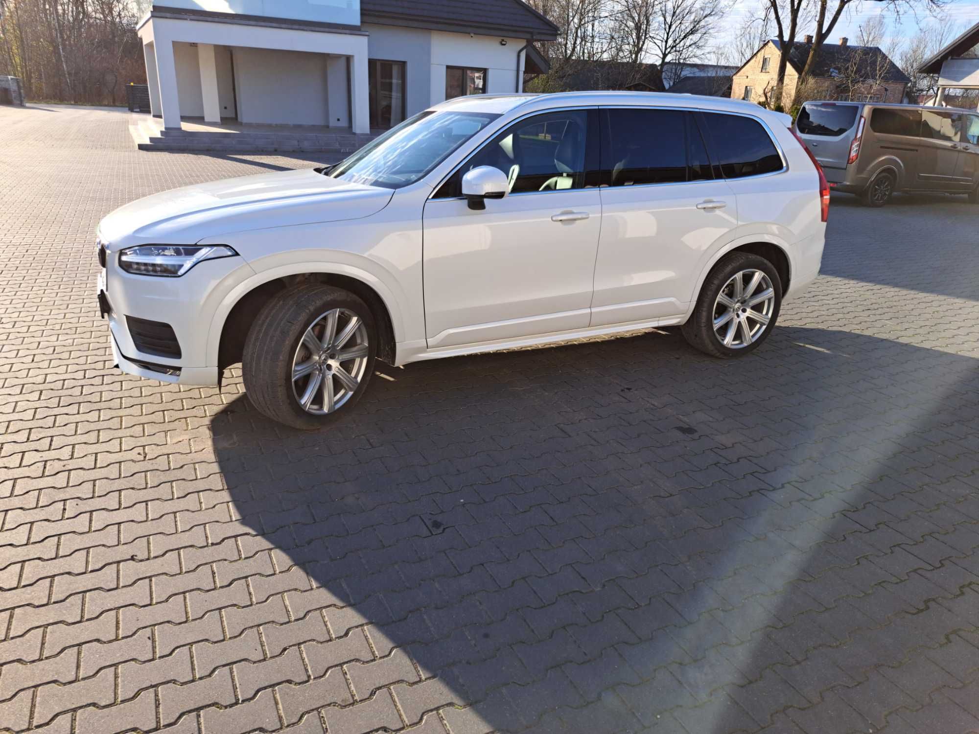 Auto do ślubu Volvo XC90 biała perła