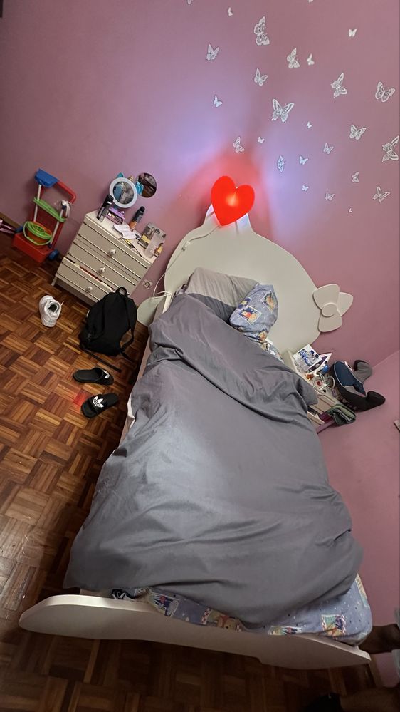 1 cama hellokitty e uma cama alta com secretaria e pequeno guardafato