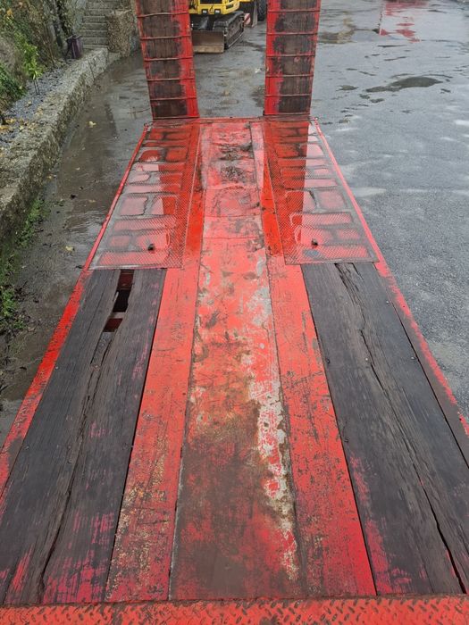 Semi-reboque porta máquinas