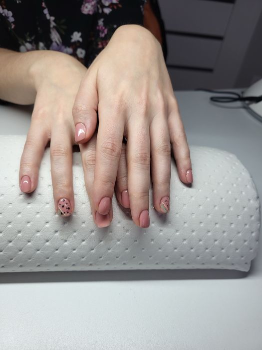 Stylizacja paznokci hybrydowych i żelowych