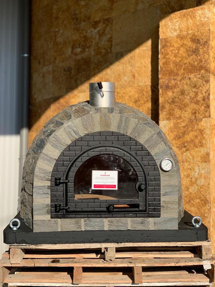 Forno em pedra isolado