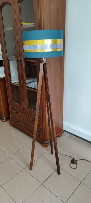 Nowoczesna lampa stojąca z pięknym abażurem