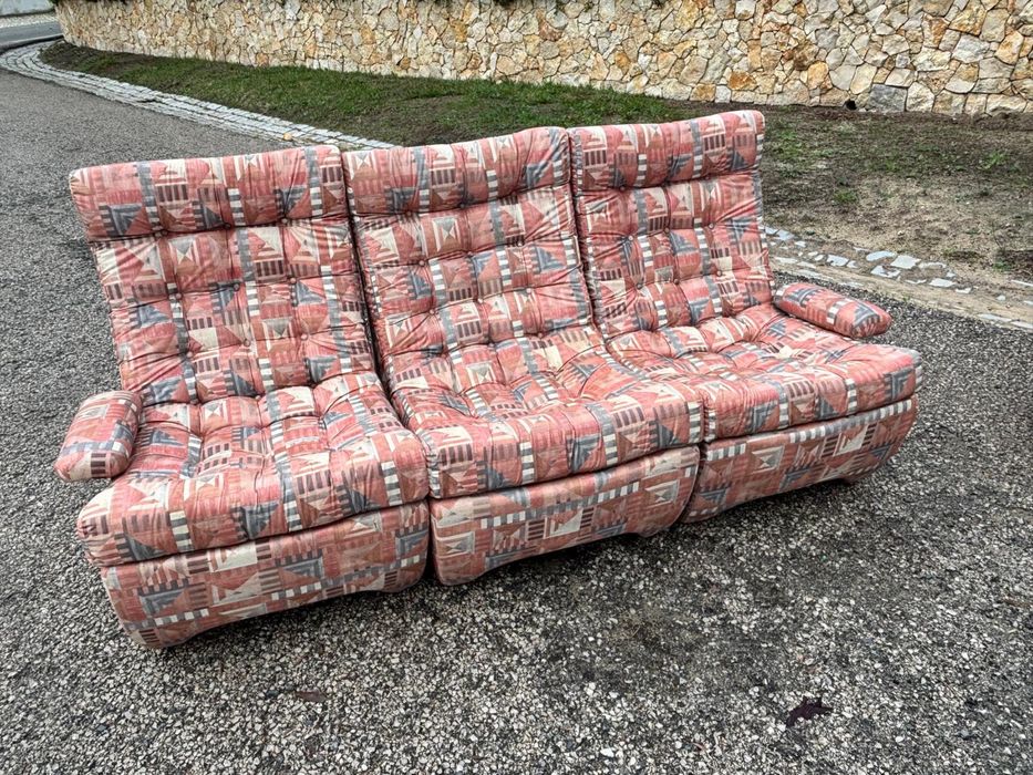 5 sofás - 2 individuais (120€) e 3 que formam um conjunto (130€)